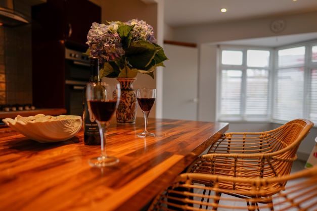 Kitchen breakfast bar