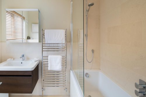sink and bath at Cambisgate holiday home on the beach